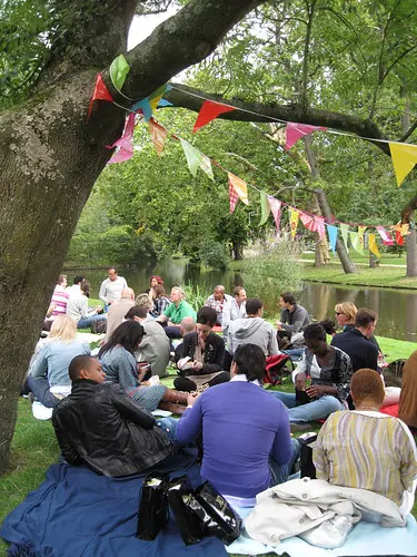 De zon schijnt: tijd voor picknicken in de Amsterdamse parken!