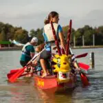 Thumbnail of http://Drakenboot%20varen,%20vrouw%20op%20boot%20met%20peddel