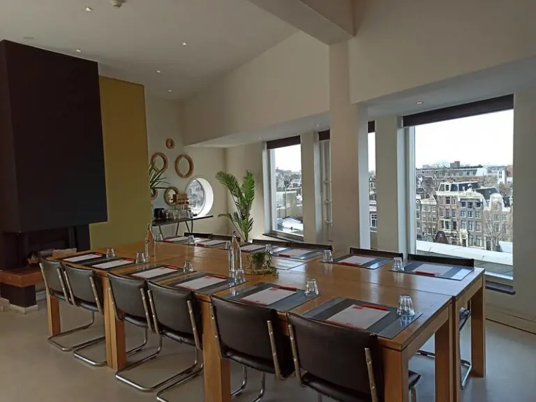 Dak van Amsterdam, The Living