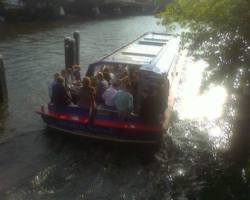 Varen in Amsterdam. Puur Amsterdam snapt wat een tocht compleet maakt... een hapje , een drankje... een leuke schipper en de zon op het water!