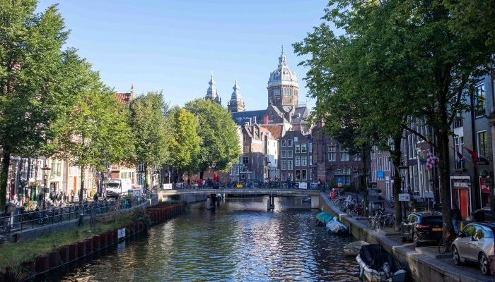 wandelen langs de amsterdamse grachten