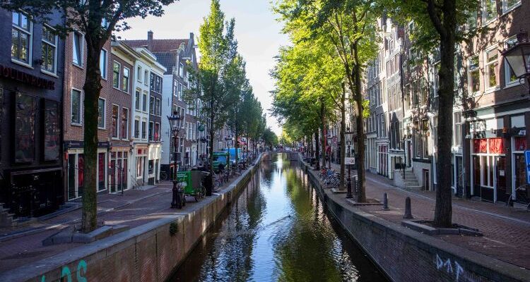 wandelen langs de amsterdamse grachten