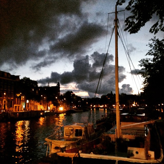 Amsterdam de stille stad. Maak nu een wandeling. De stad is nu van jou! Tot laat!