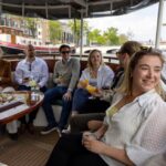 Thumbnail of http://lachende%20klanten%20op%20een%20boot