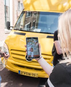 Fox hunt op tablet met een gele bus op de achtergrond