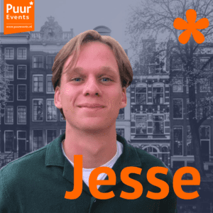 Dol op Nederlandstalige muziek en verliefd op de Jordaan – dat ben ik, Jesse Schotanus!  Of je nu op zoek bent naar het perfecte bedrijfsuitje, een uniek event of een effectieve teambuilding activiteit, ik sta voor je klaar. Van Amsterdam tot Rotterdam, en van Utrecht tot Den Haag – ik help je om van jouw dag een groot succes te maken. Bel of mail Puur* Amsterdam en we sturen je een vrijblijvende offerte om jouw bezoek extra onvergetelijk te maken.